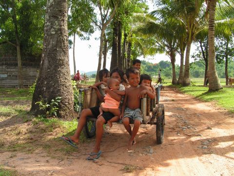 Sfeerafbeelding kampot kinderen platteland auto